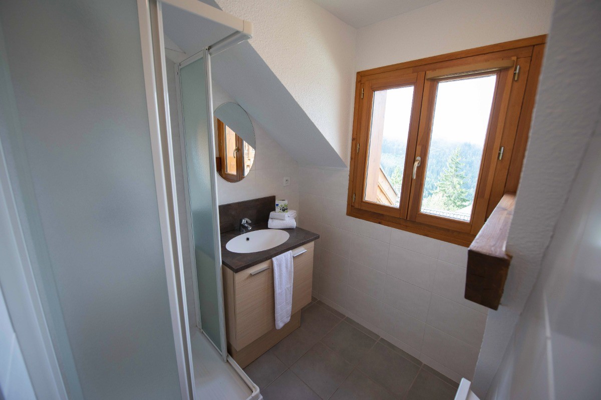 1 chambre avec salle de bain (douche) privative - Autres chambres (5) avec salles de Bain avec baignoire