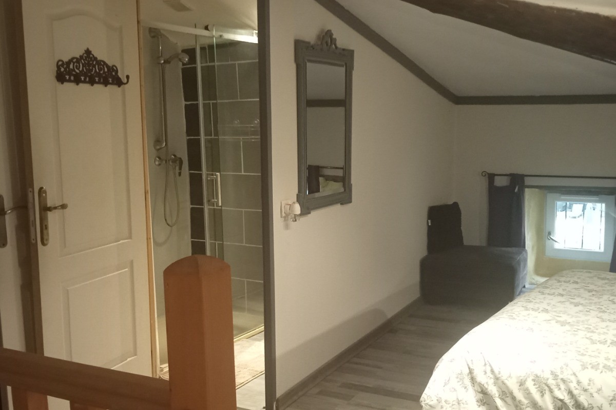 Salle d'eau en partage ave chambre d'appoint Suite Courson étage