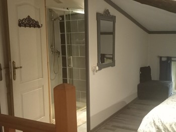 Salle d'eau en partage ave chambre d'appoint Suite Courson étage