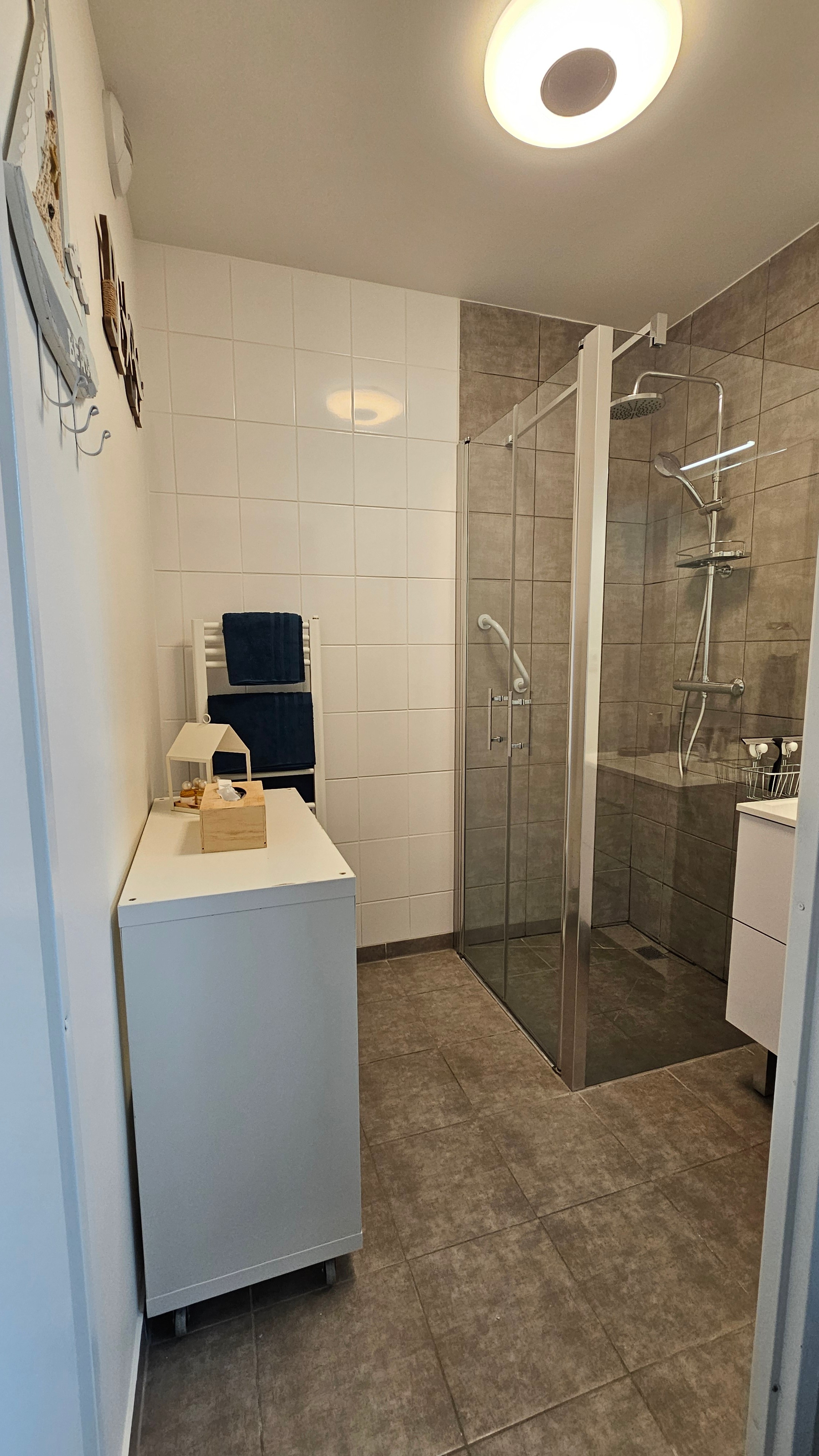 Salle de bain avec douche