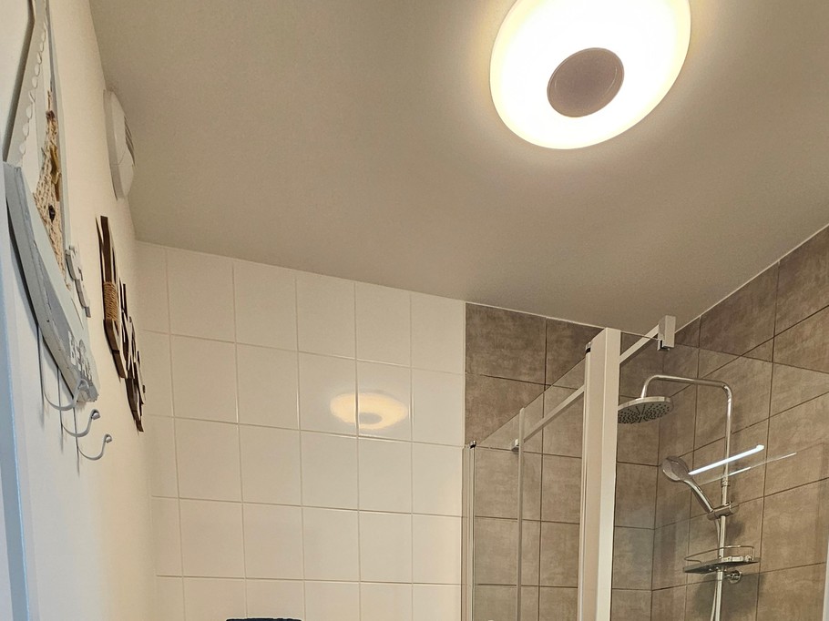 Salle de bain avec douche