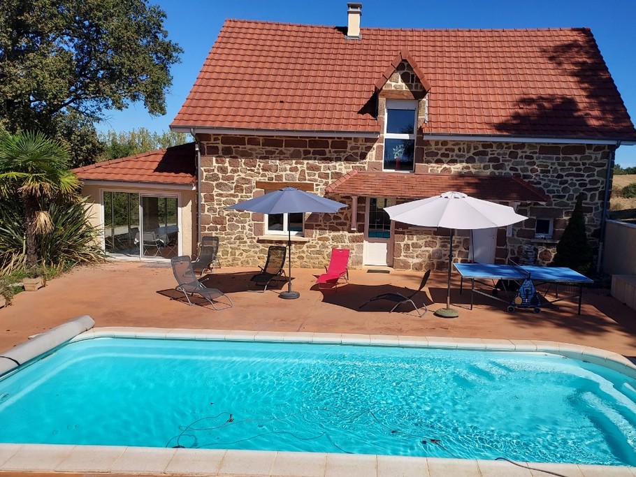 Extérieur maison avec piscine