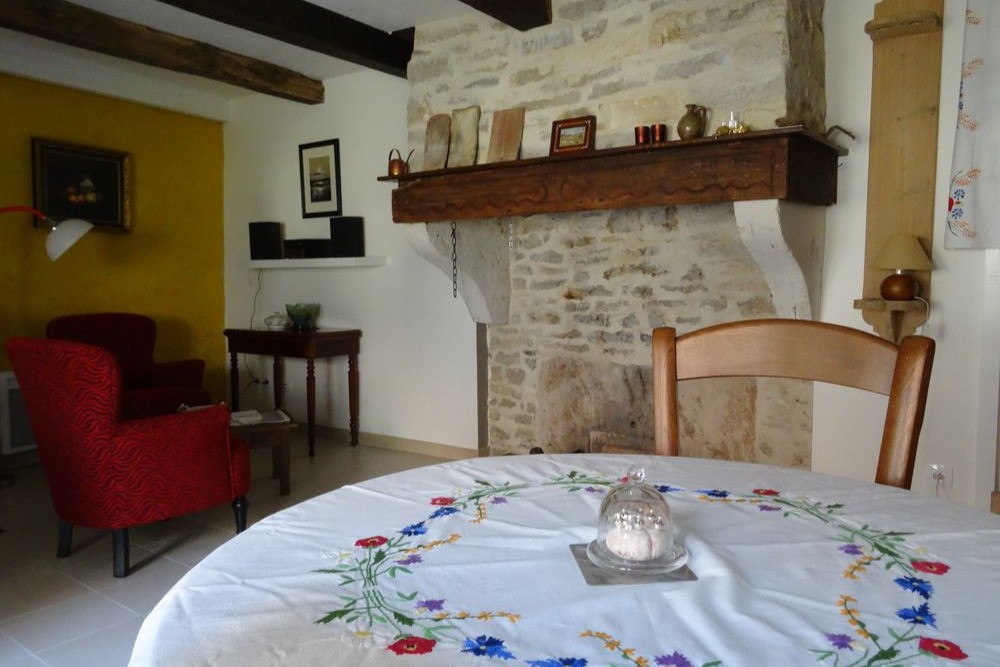Le coin repas et le salon - Gîte Bévau