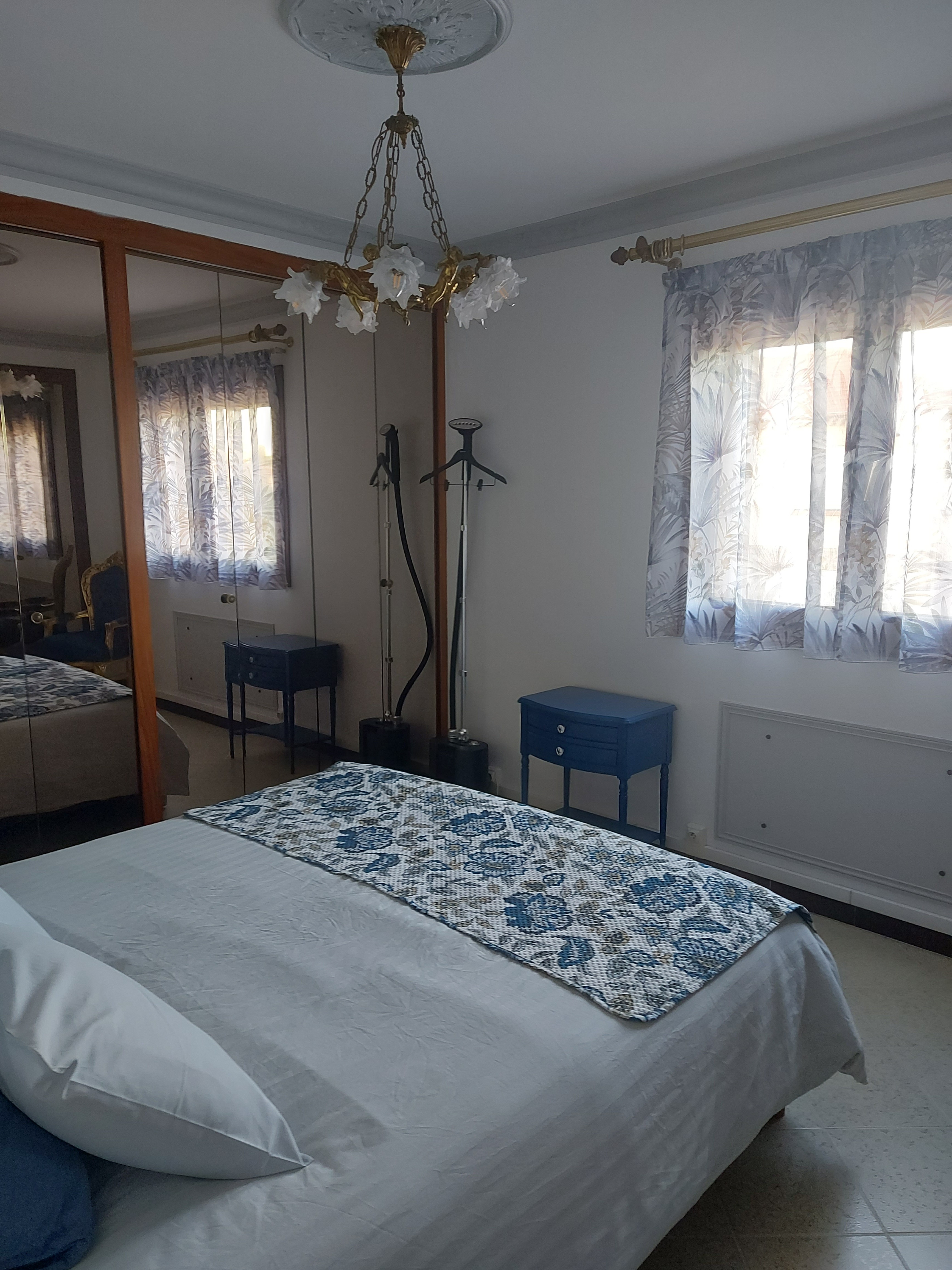 Chambre avec de nombreuses armoires de rangement