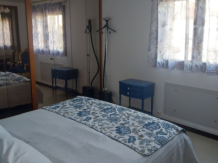 Chambre avec de nombreuses armoires de rangement