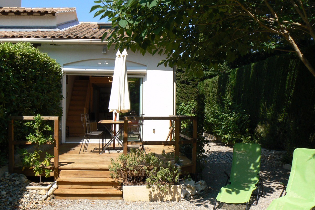 Terrasse en bois et façade de devant du gîte