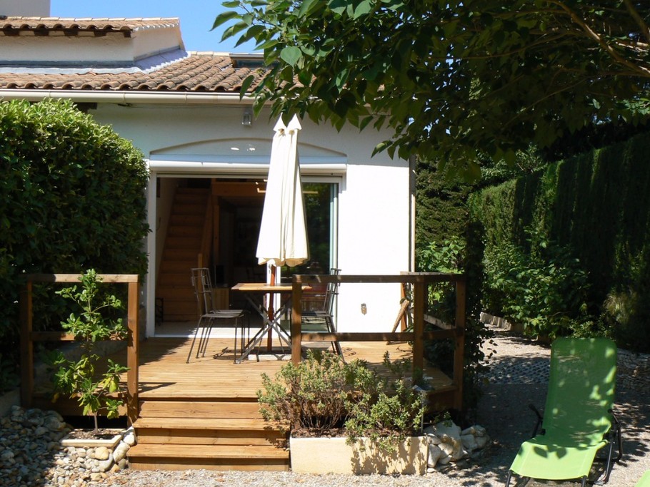 Terrasse en bois et façade de devant du gîte