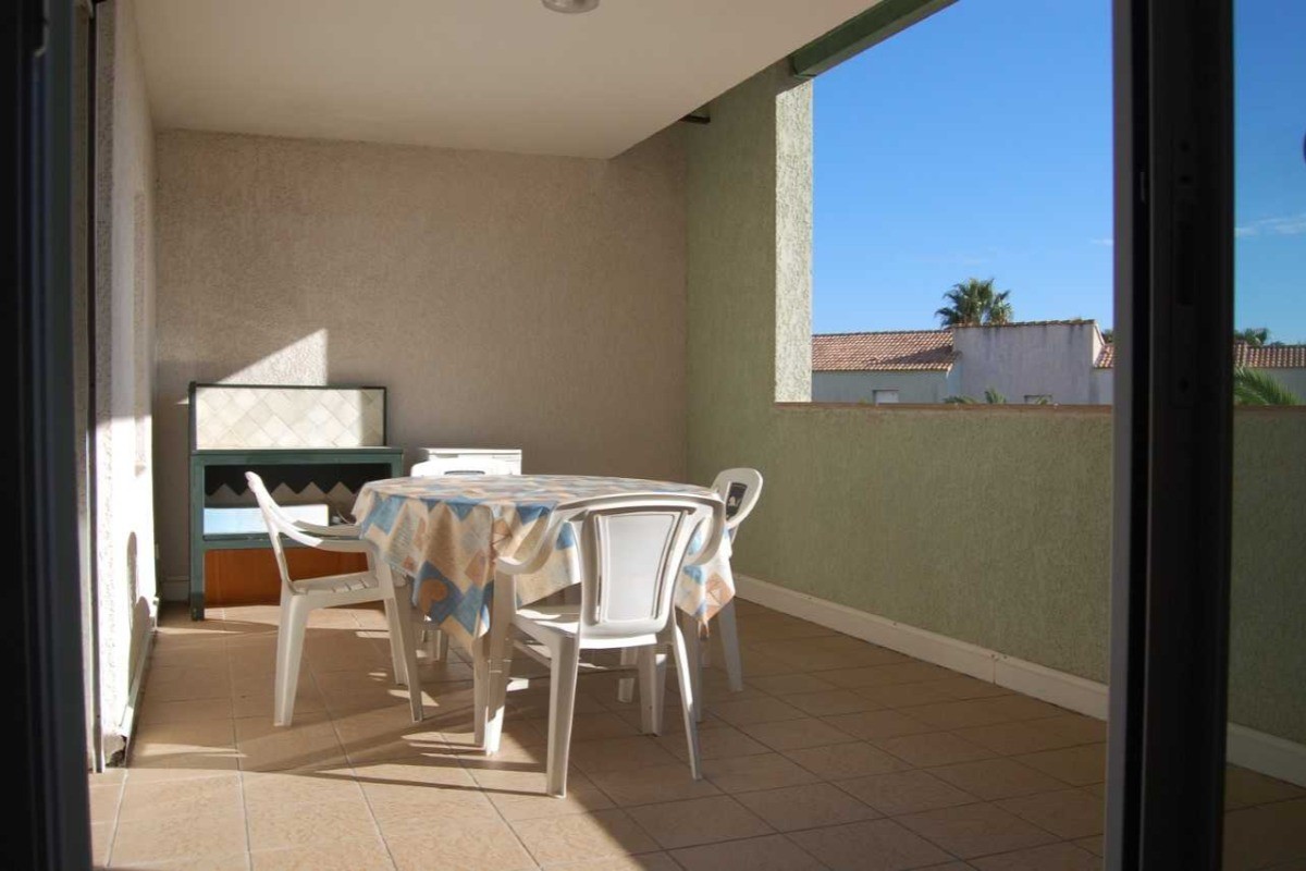 Grande terrasse avec vue sur la piscine