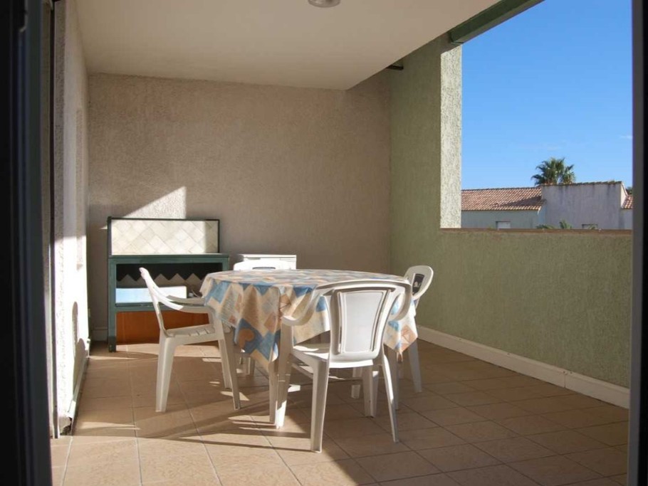 Grande terrasse avec vue sur la piscine