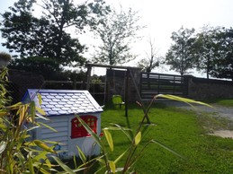 espace sécurisé de jeux extérieurs (portique, maisonnette...)