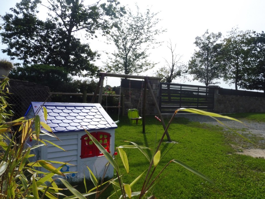 espace sécurisé de jeux extérieurs (portique, maisonnette...)