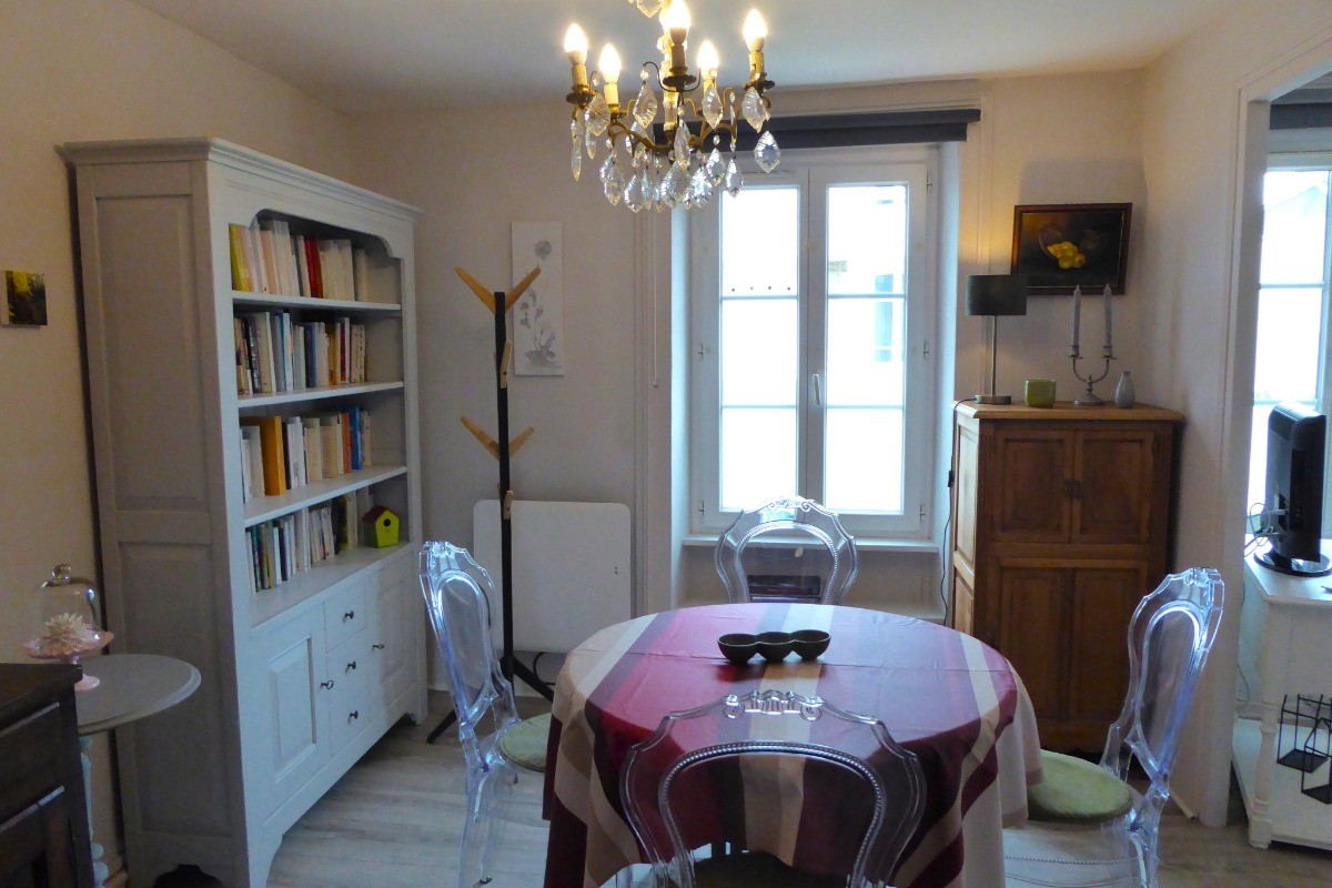 Coin séjour avec bibliothèque. Cuisine indépendante à gauche.