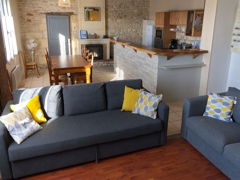 Salon, salle à manger et cuisine, avec une entrée séparée