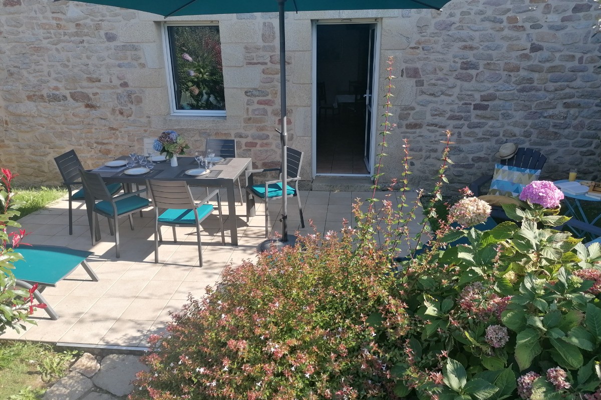 ROZAVEL: A l'arrière de la maison, votre terrasse et jardin privés, sans vis à vis.