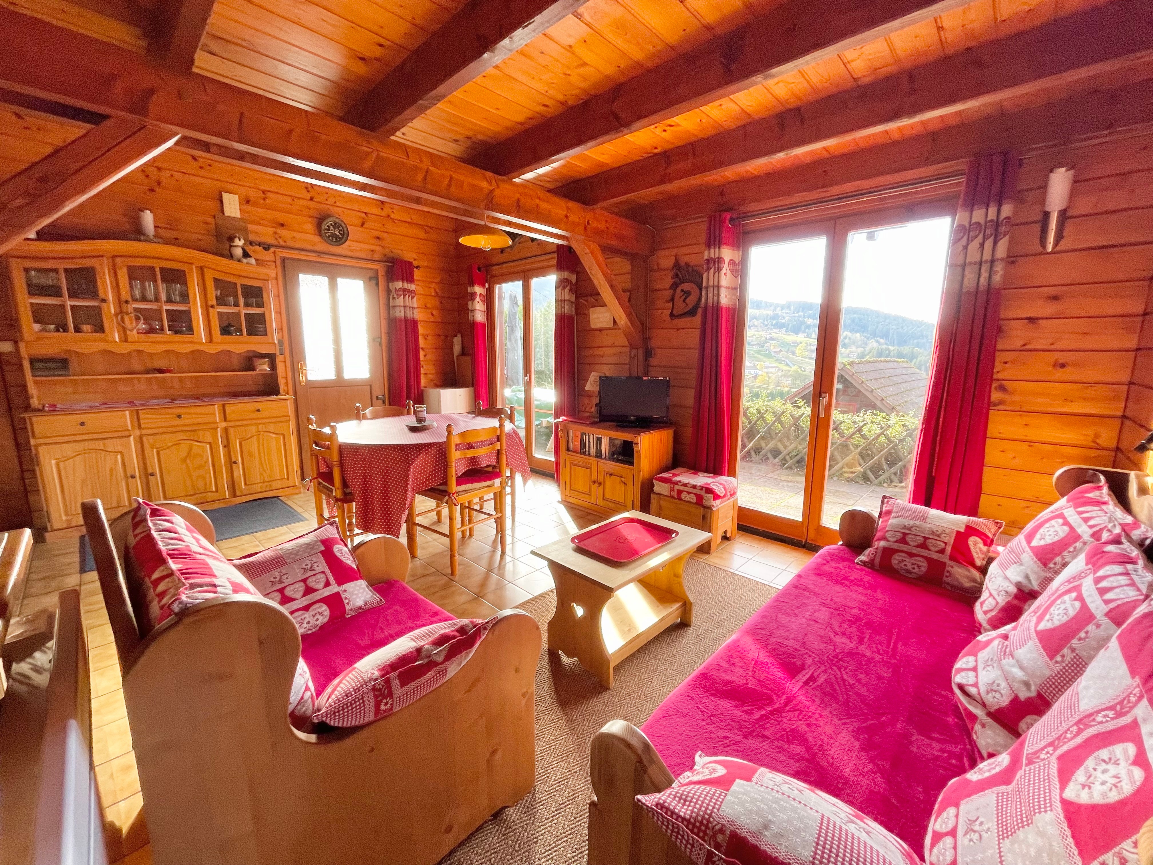 The living room with direct access to the terrace