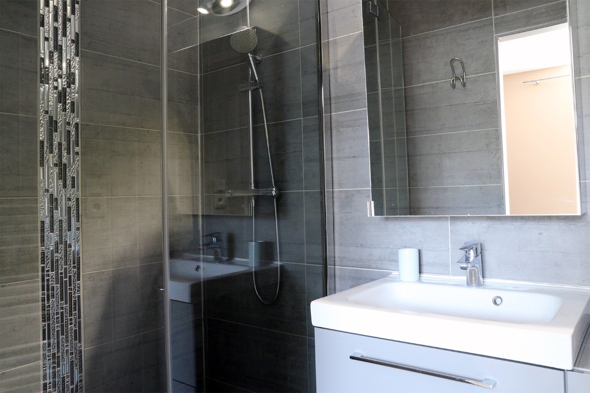 Salle de douche RDC communicante avec chambre du RDC