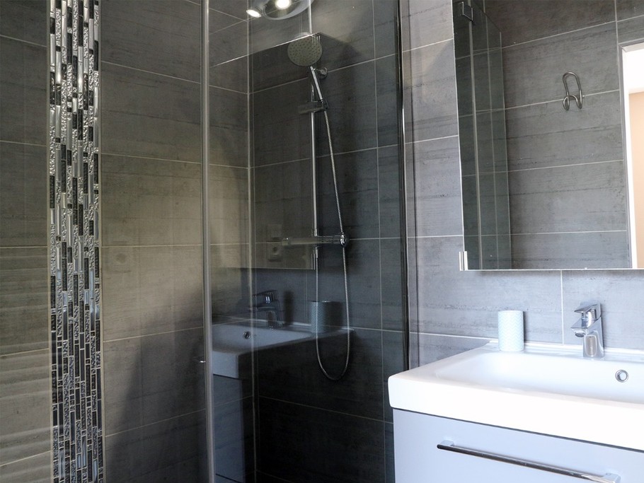 Salle de douche RDC communicante avec chambre du RDC