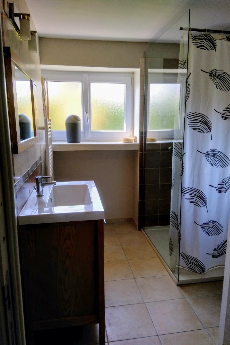 SALLE DE DOUCHE. WC indépendant.