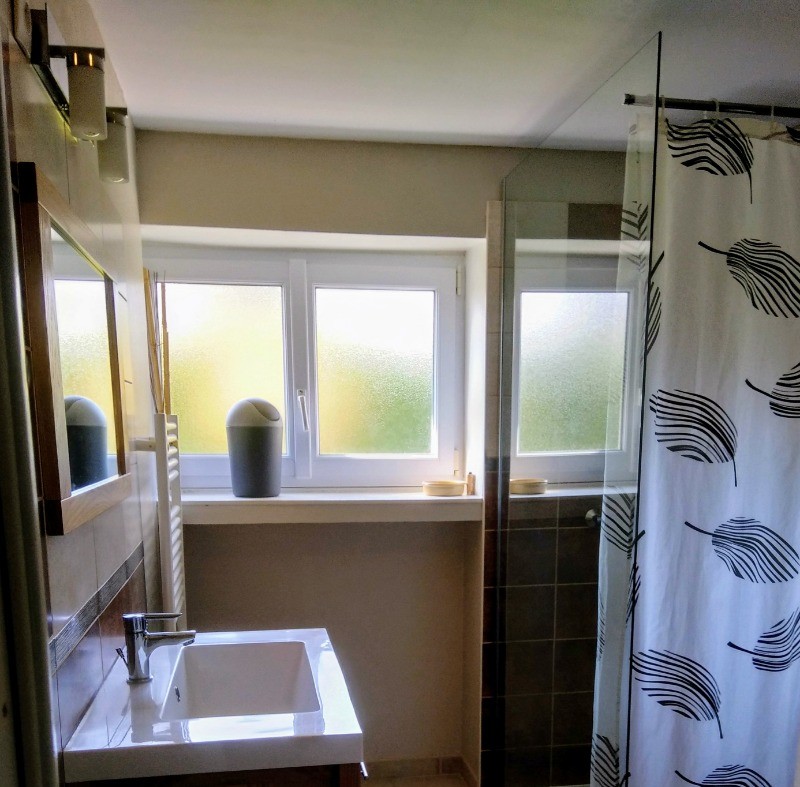 SALLE DE DOUCHE. WC indépendant.