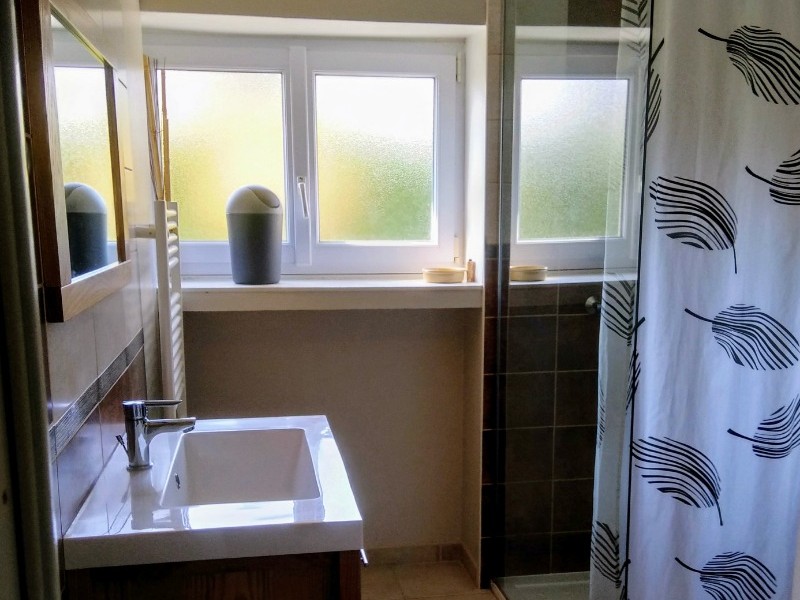 SALLE DE DOUCHE. WC indépendant.