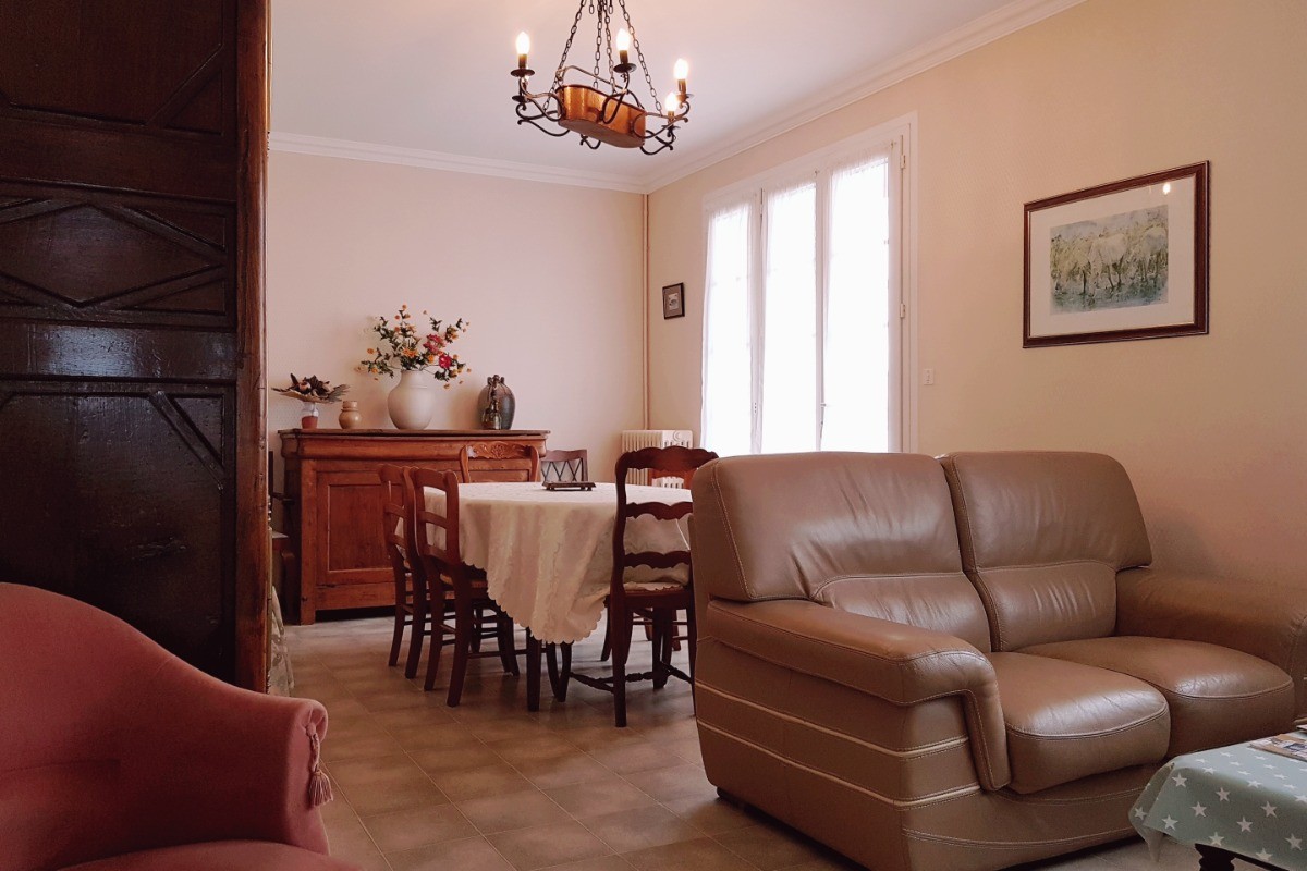 La salle à manger, séjour-salon avec télévision