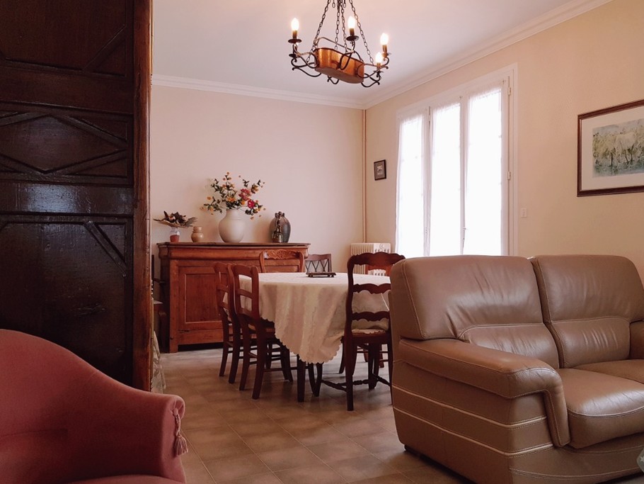 La salle à manger, séjour-salon avec télévision