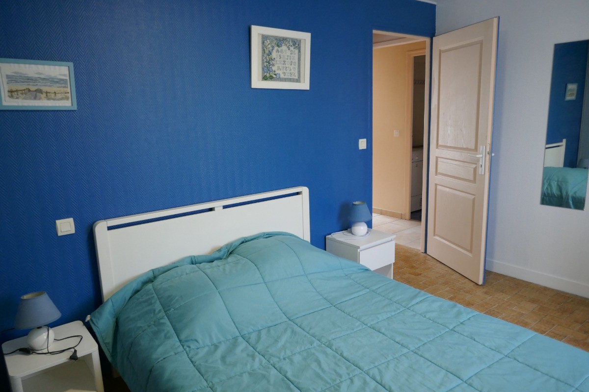 Chambre 3 avec un lit en 140 et salle d'eau attenante