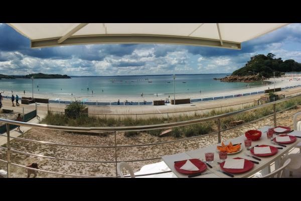 Déjeuner sur la terrasse avec vue à 180 ° sur la plage, la mer...