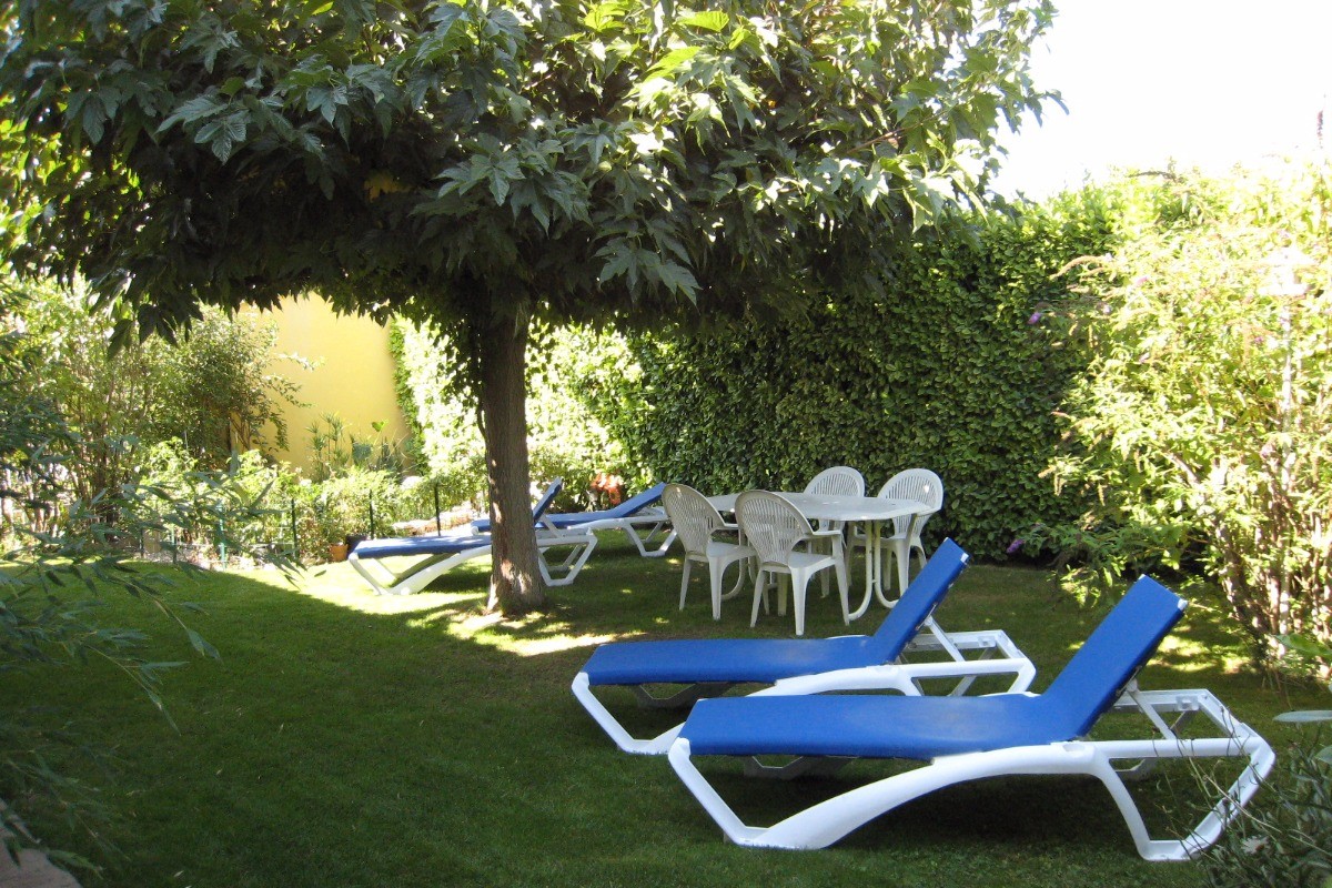 Jardin Privatif garni de tout le mobilier de jardin + transats