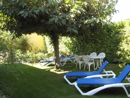 Jardin Privatif garni de tout le mobilier de jardin + transats