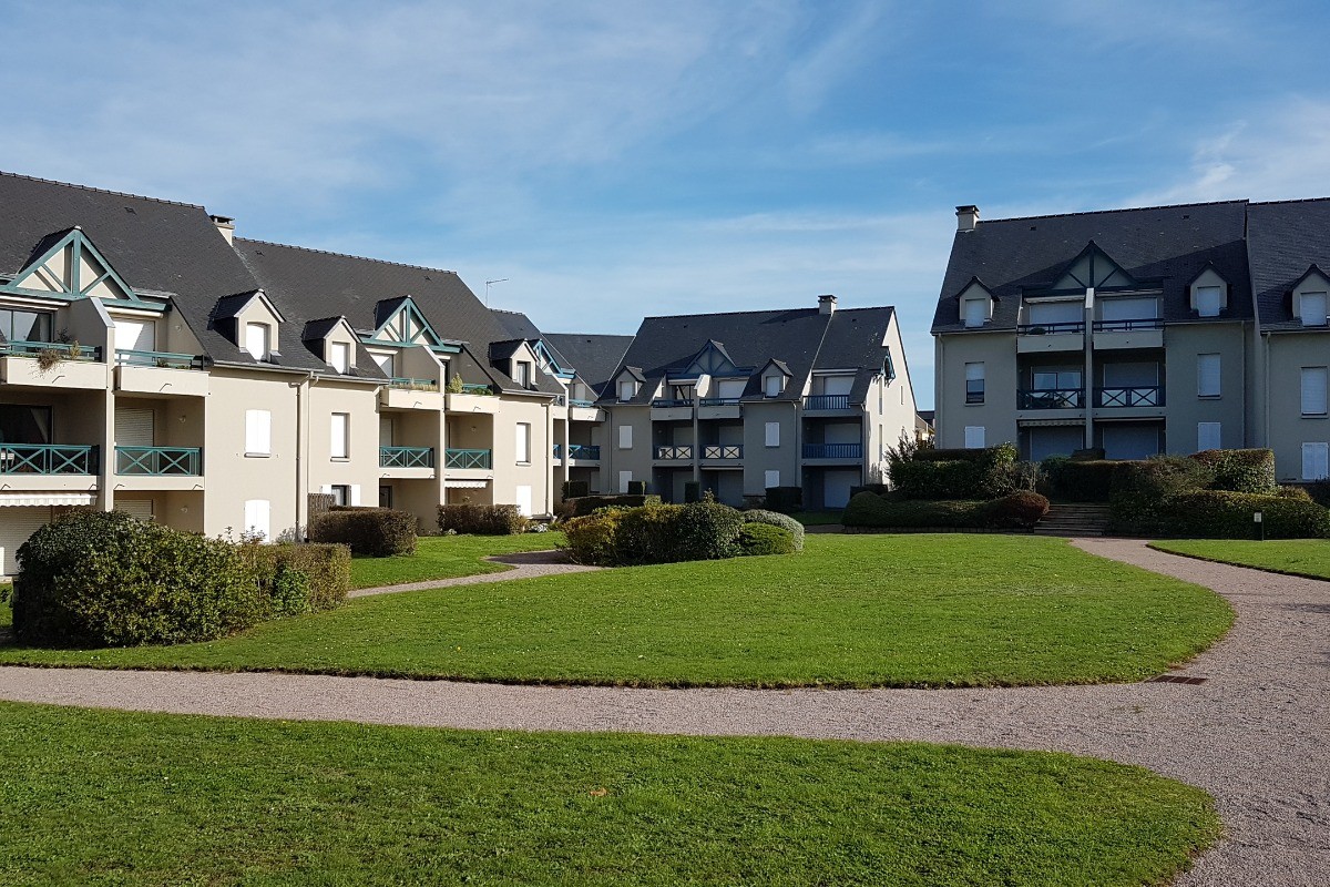 Résidence avec parc commun. La location se situe en rez-de-jardin, entièrement de plain-pied. 
Crédits photos : Clévacances