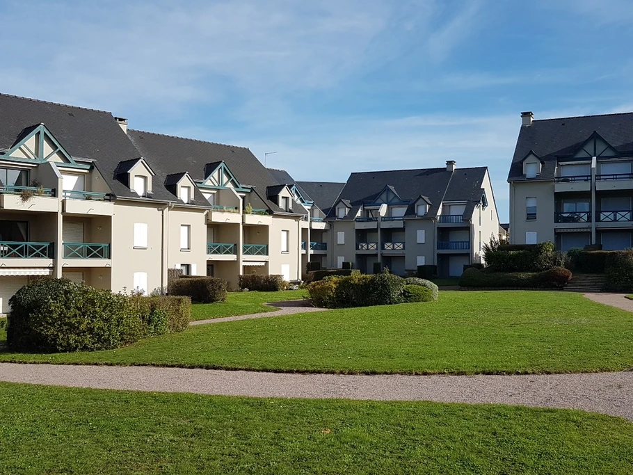 Résidence avec parc commun. La location se situe en rez-de-jardin, entièrement de plain-pied. 
Crédits photos : Clévacances