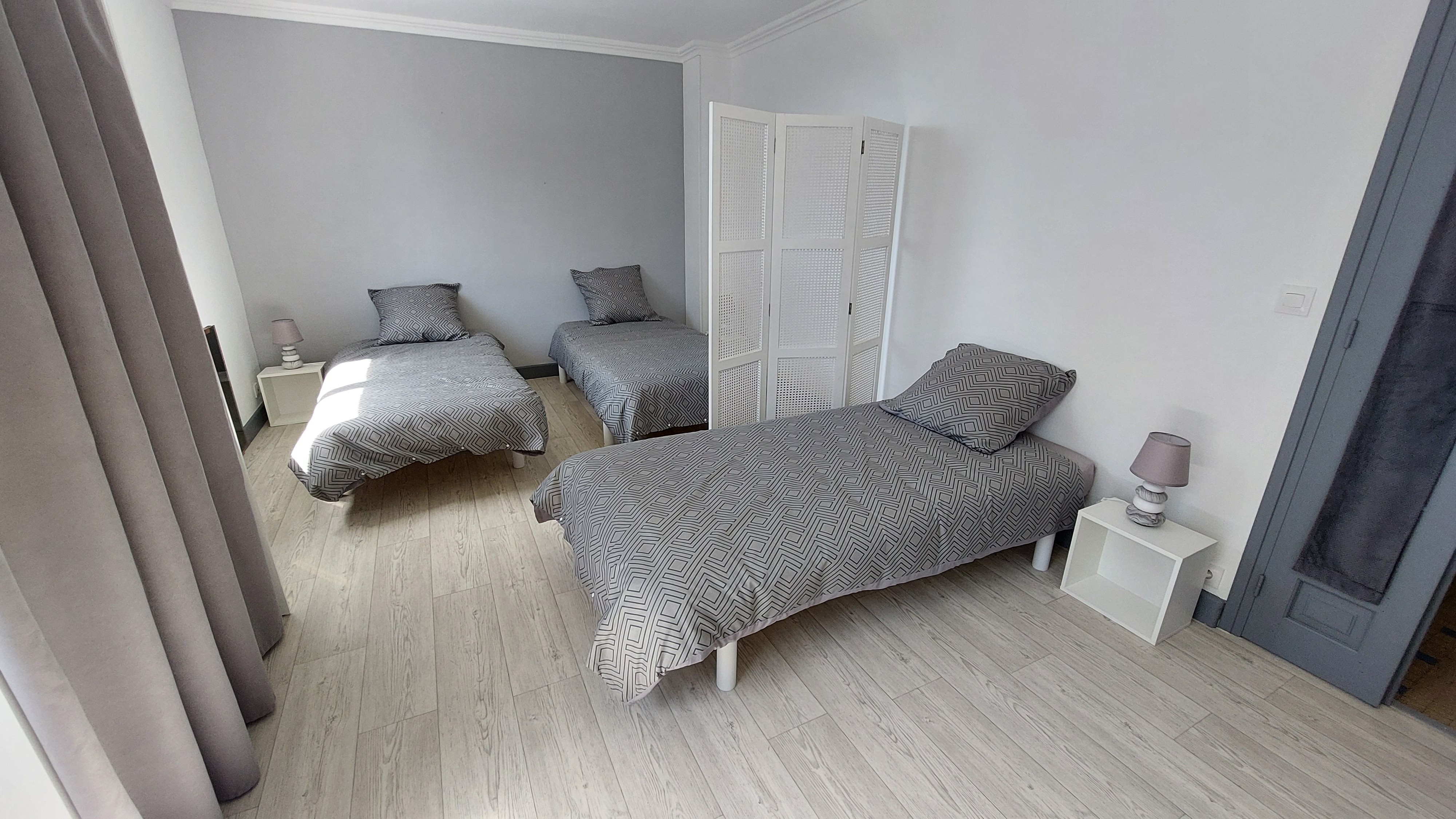 Chambre avec trois lits simples du gîte Lilas
