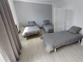 Chambre avec trois lits simples du gîte Lilas
