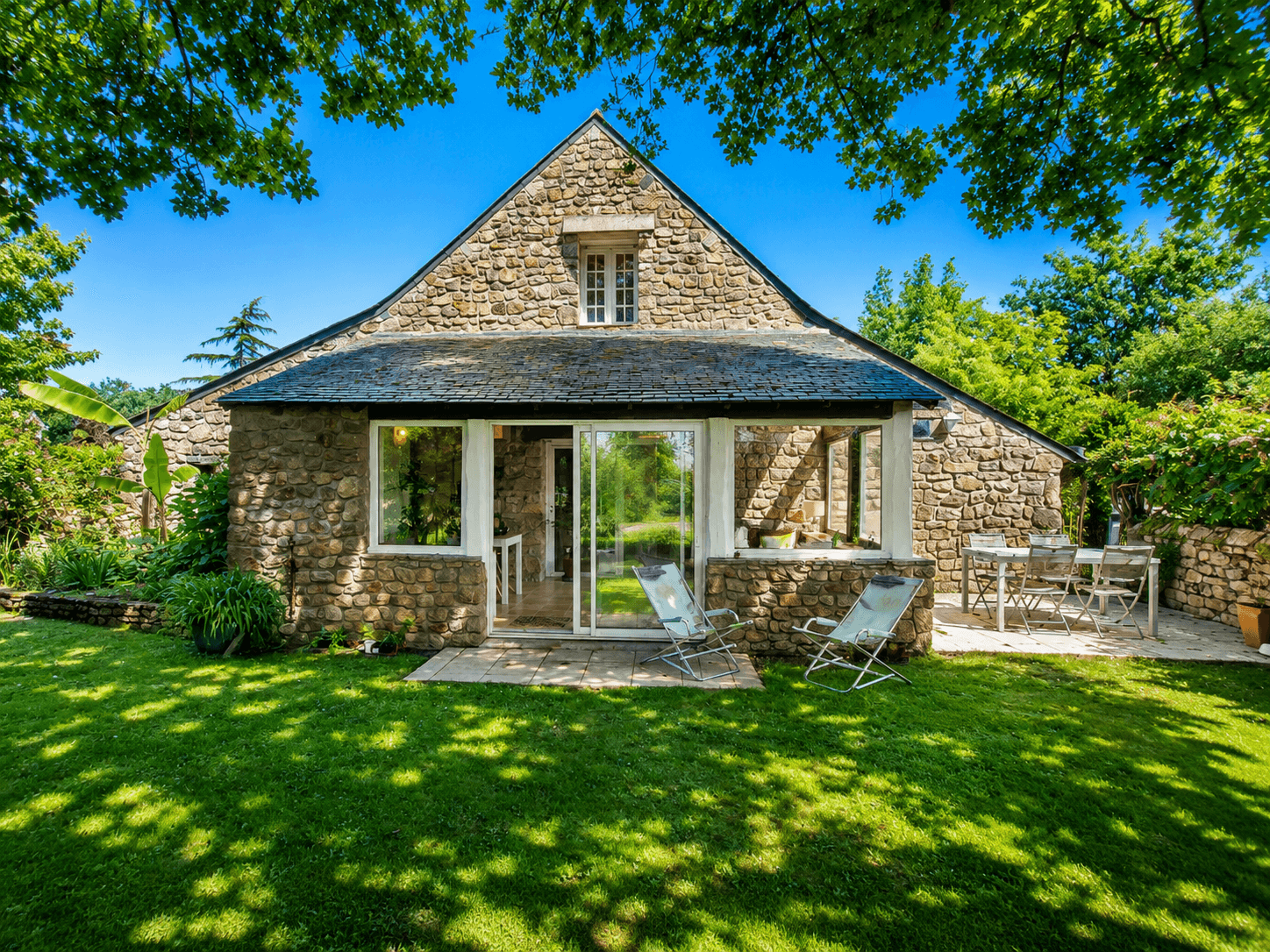 Vue d'ensemble du gîte avec sa véranda