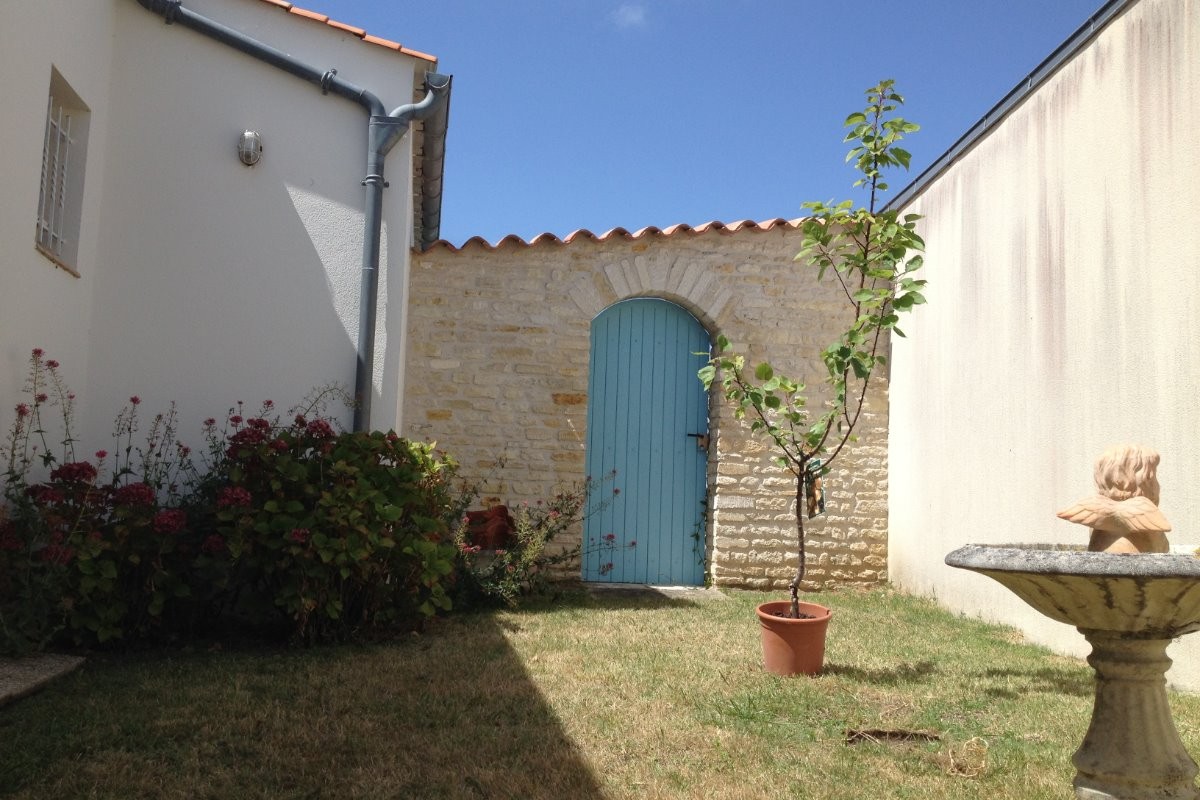Arrière de la maison (côté chambres 2 - 3 et sėjour) entièrement clos et à l’abris des regards