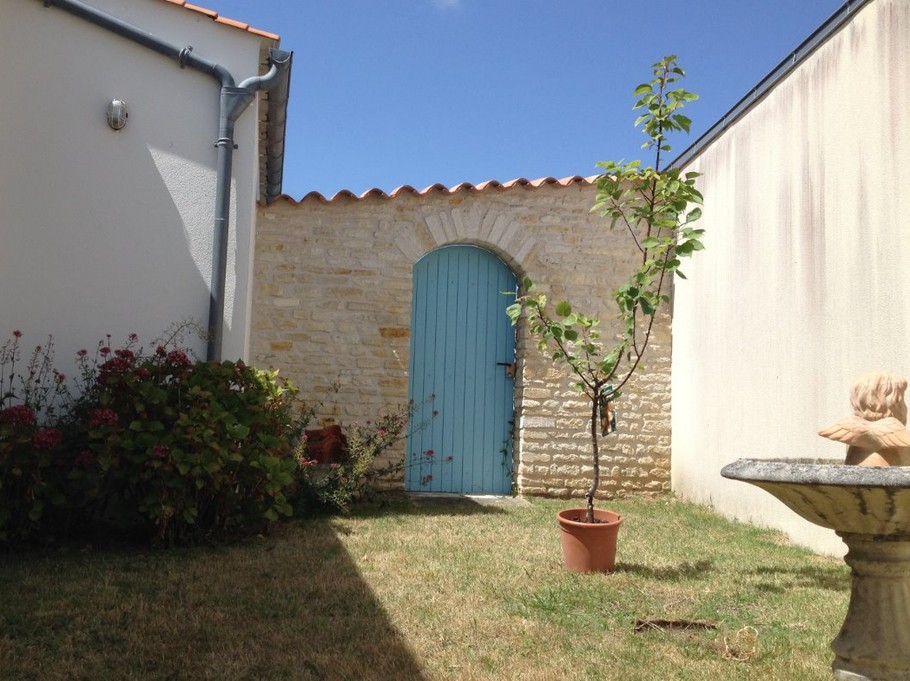 Arrière de la maison (côté chambres 2 - 3 et sėjour) entièrement clos et à l’abris des regards