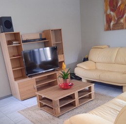 Coin salon avec TV et barre de son