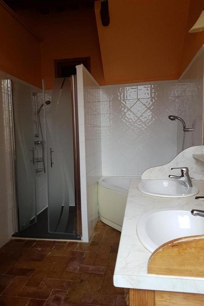 Le clos des buis - grande salle de bain avec douche Italienne et baignoire avec double vasque