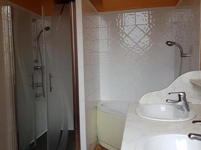 Le clos des buis - grande salle de bain avec douche Italienne et baignoire avec double vasque