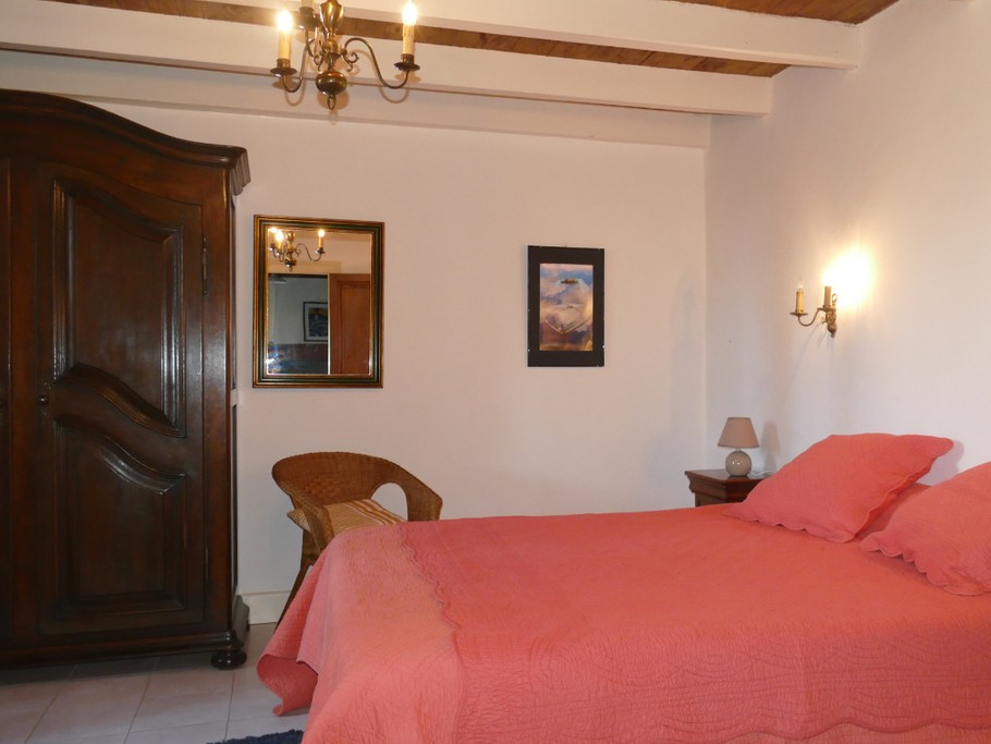 Une grande armoire pour le rangement.