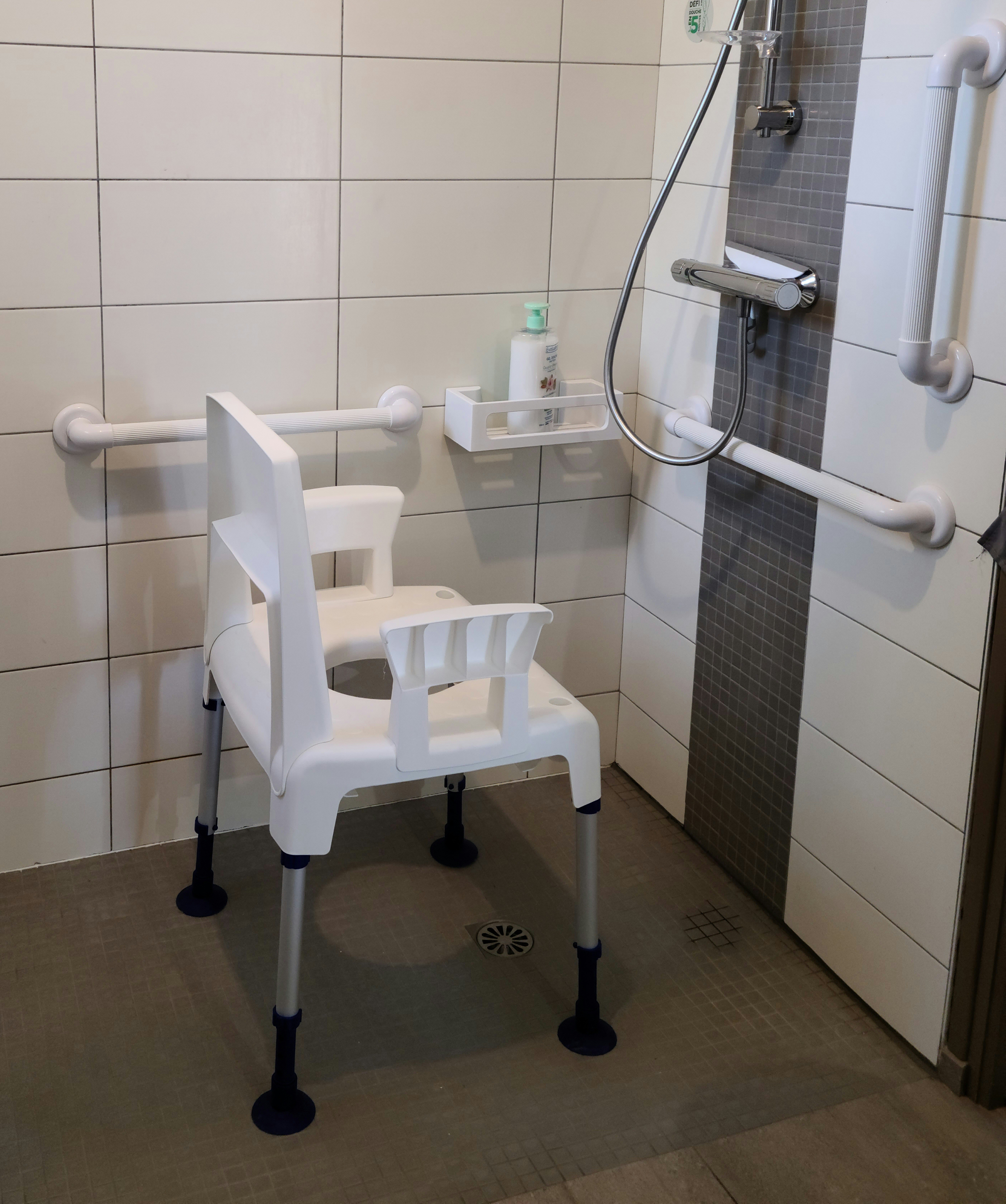 Chaise de douche , à la demande.