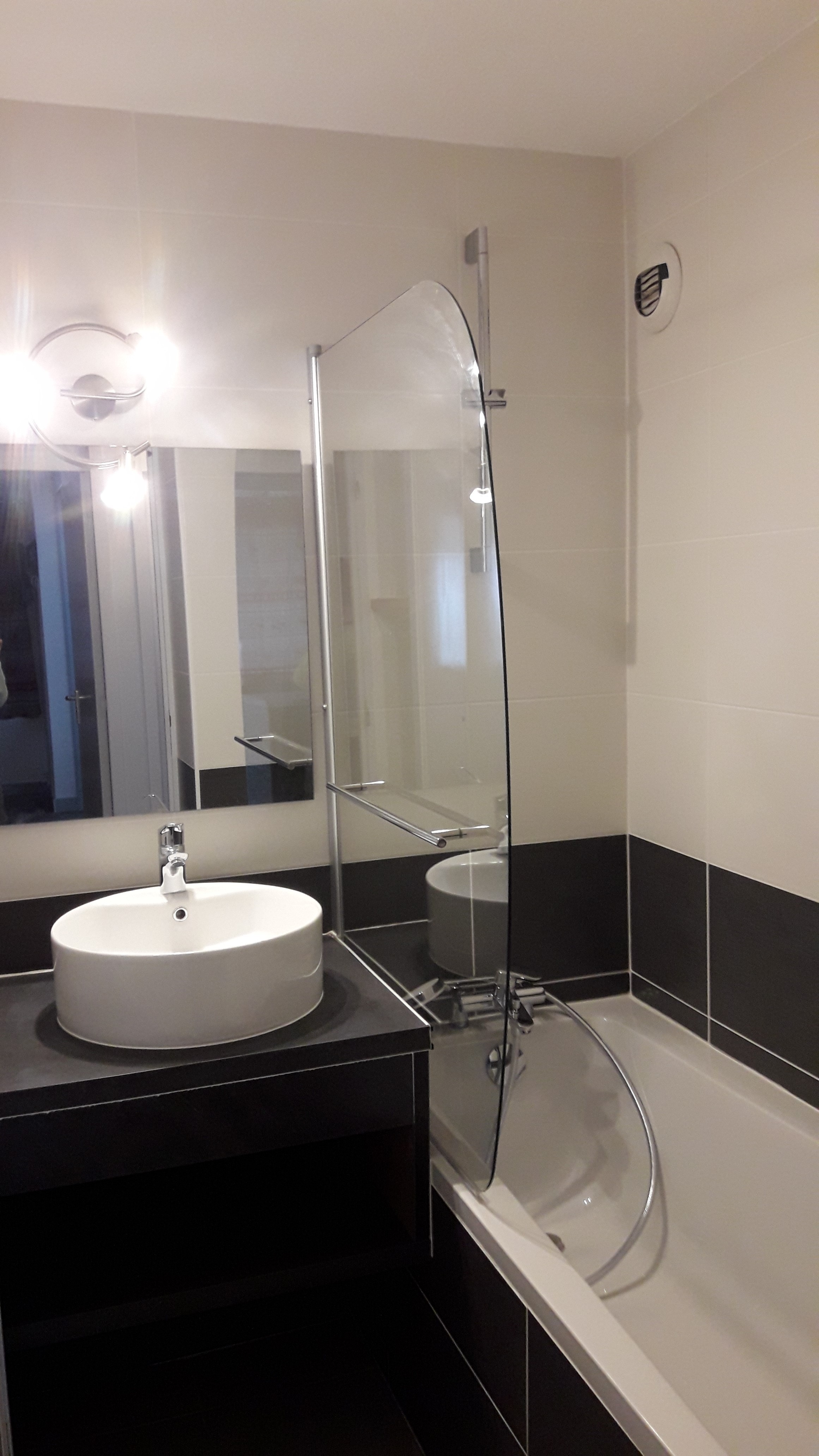 Avec baignoire et radiateur porte serviette