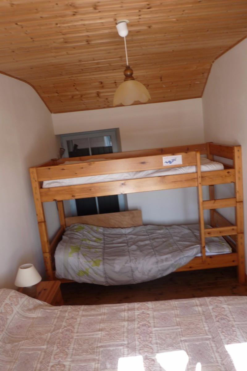 Chambre 2 : 1 lit de 140 + 2 lits de 90