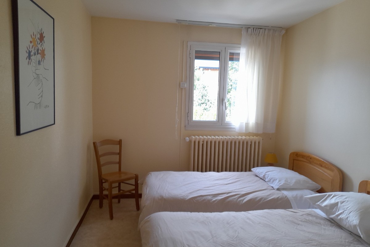 Chambre 2, lits équipés de couettes, faits à l'arrivée