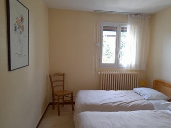Chambre 2, lits équipés de couettes, faits à l'arrivée