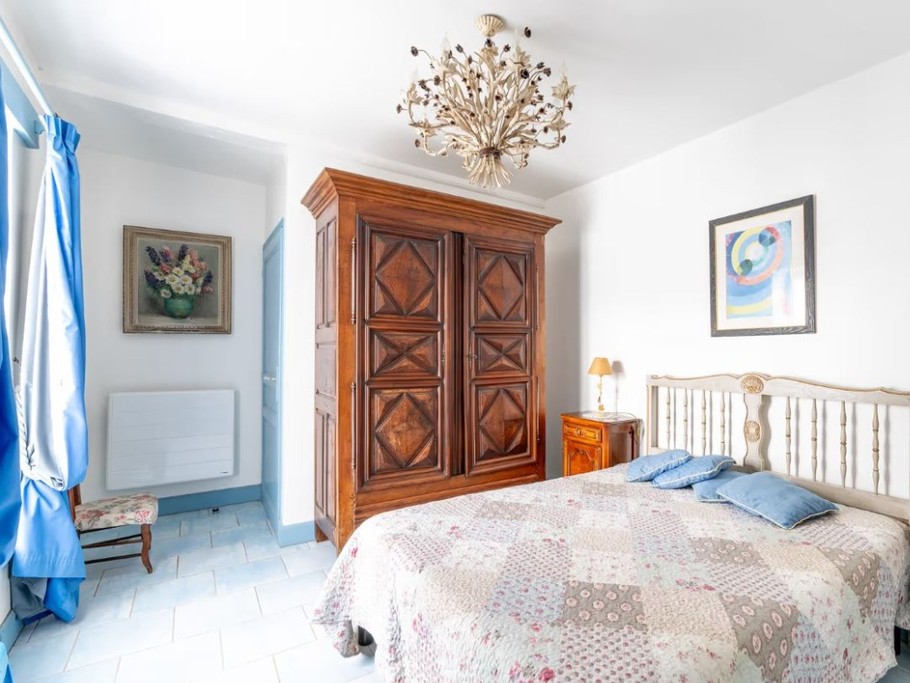 Chambre, Cabinet de toilette au fond.