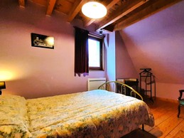 Chambre au 1er étage : 1 lit 2 pers. en 140x190 cm