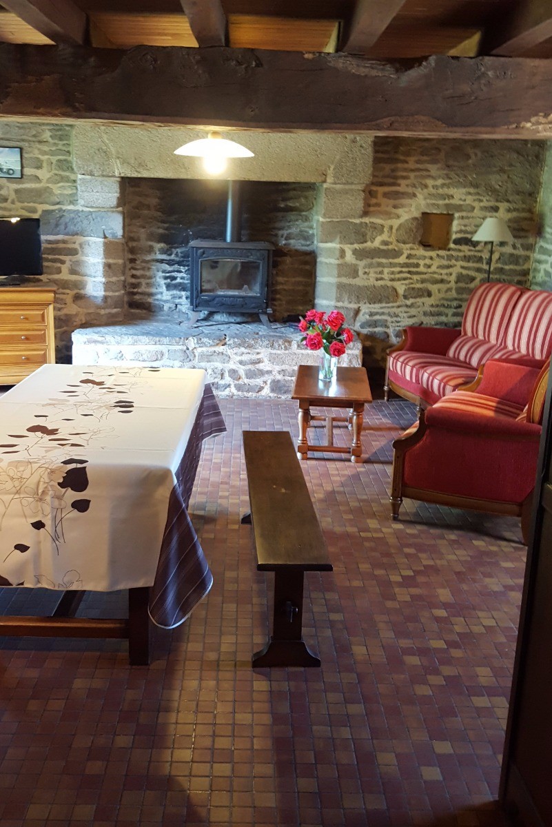 Vue sur séjour et salon depuis la cuisine