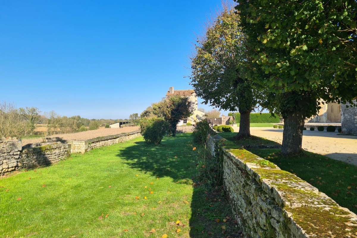 Extérieur de l'abbaye de Trizay en Charente maritime